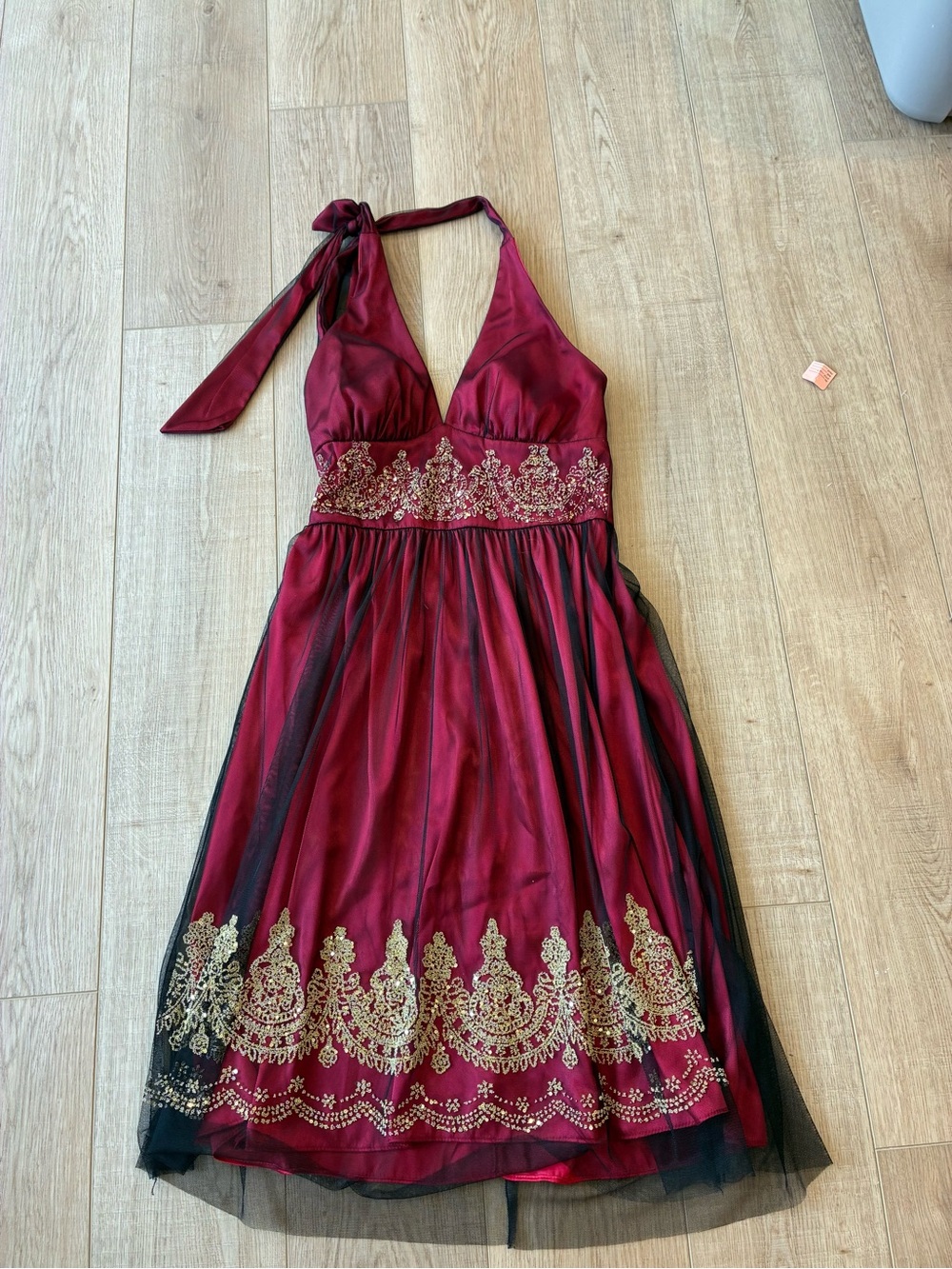 Juno Dresses Elegant Burgundy Halter Dress with Gold Embroidery midi Festive S